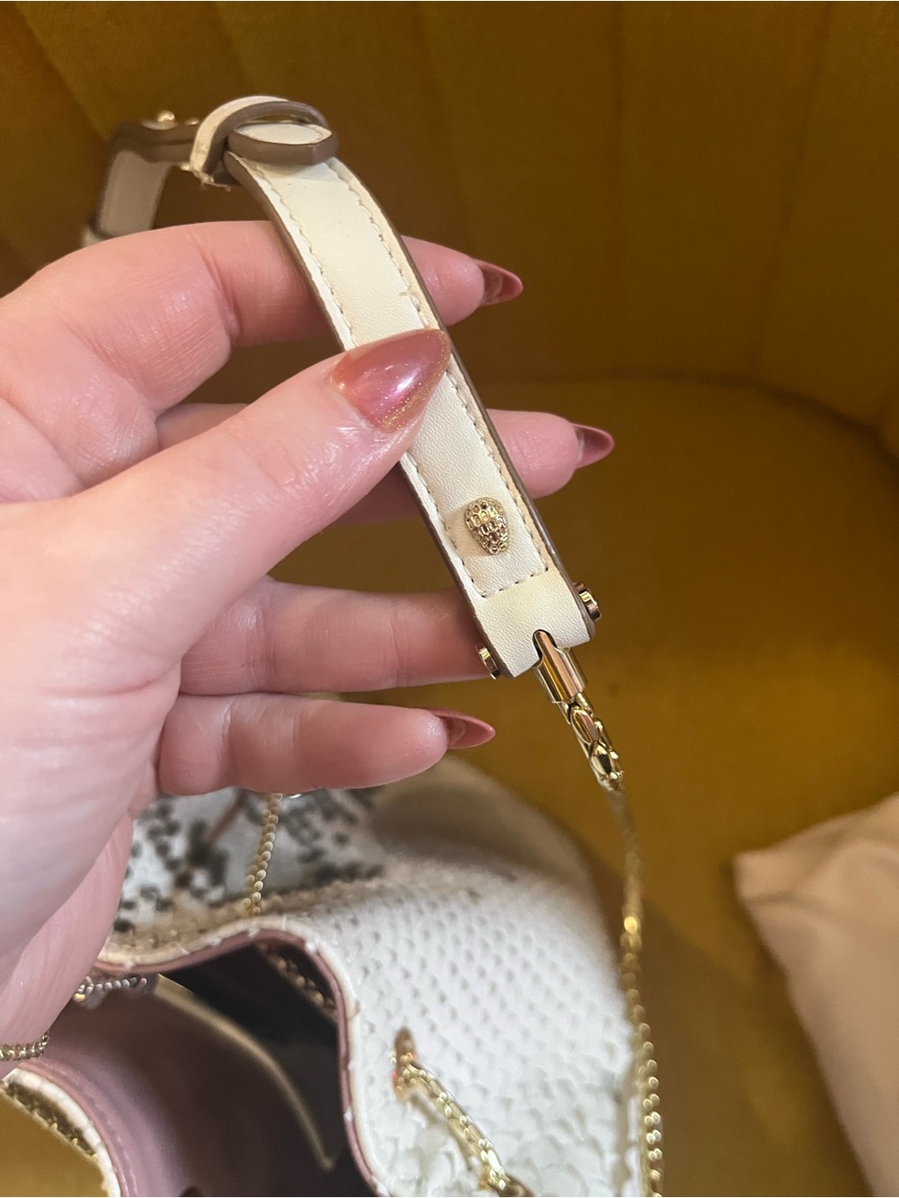 Source Unknown White Python-Embossed Drawstring Crossbody with Black Accent - Picture 4 of 7